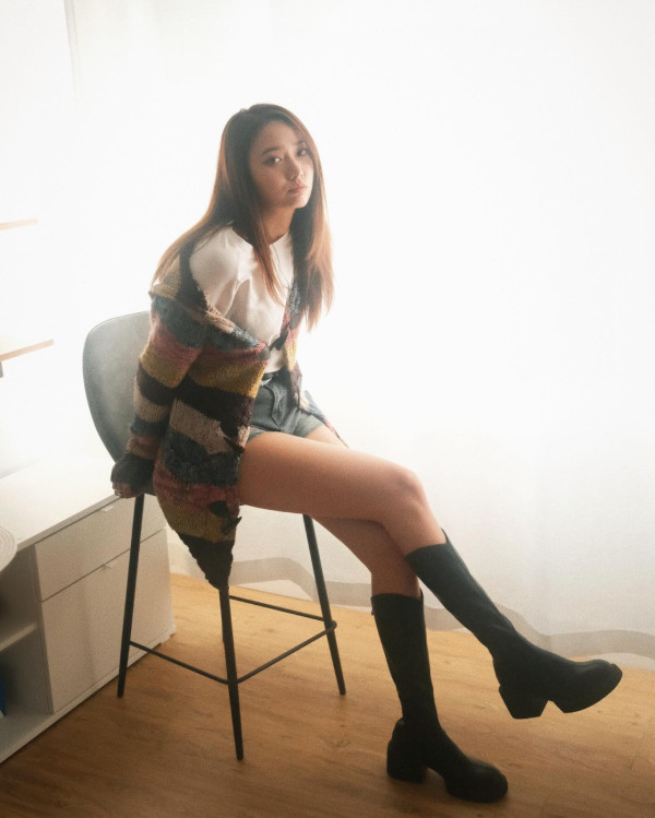 戴祖儀白色低胸戰衣首映放送福利 超高衩驚艷全場獲網民狂讚：索腿天后