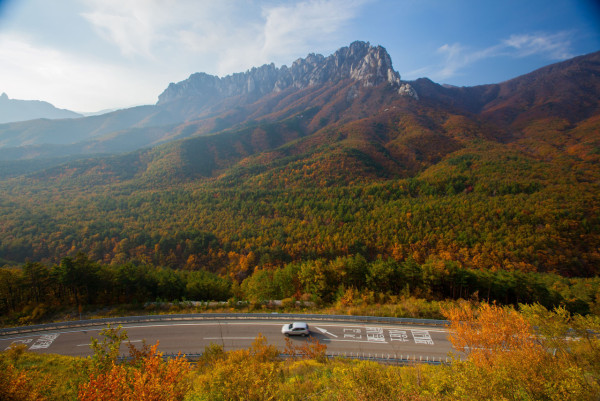 近郊賞楓景點 雪嶽山國立公園(圖片來源:韓國觀光公社) 近郊賞楓景點 雪嶽山國立公園(圖片來源:韓國觀光公社)