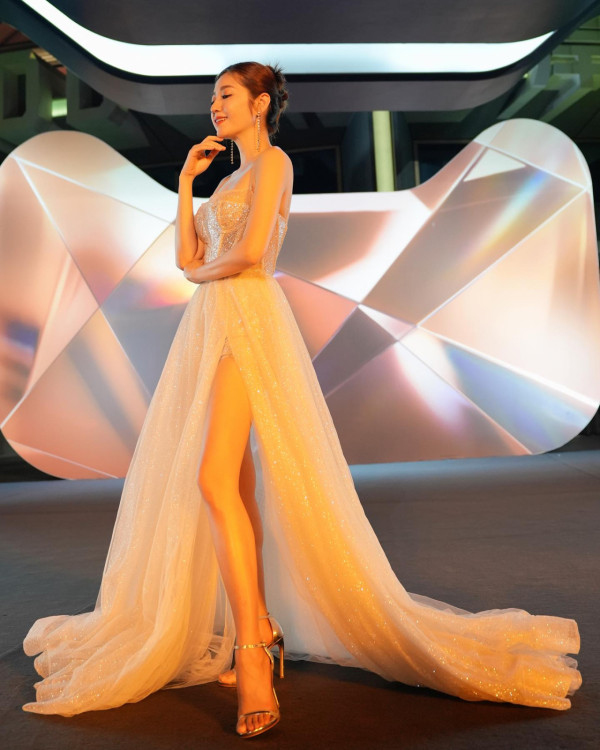 胡杏兒馬爾代夫性感大解放！換3套泳裝曬美腿+零贅肉身材 網民：邊似生過3個 