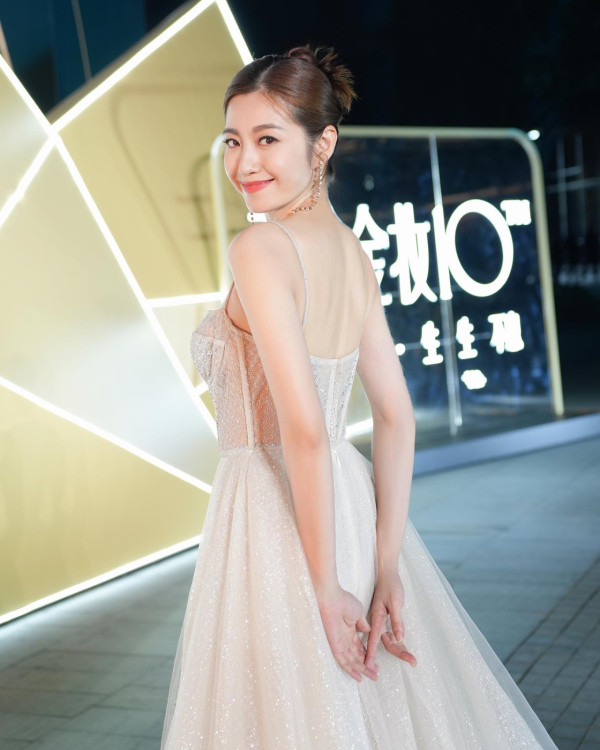 胡杏兒馬爾代夫性感大解放！換3套泳裝曬美腿+零贅肉身材 網民：邊似生過3個 