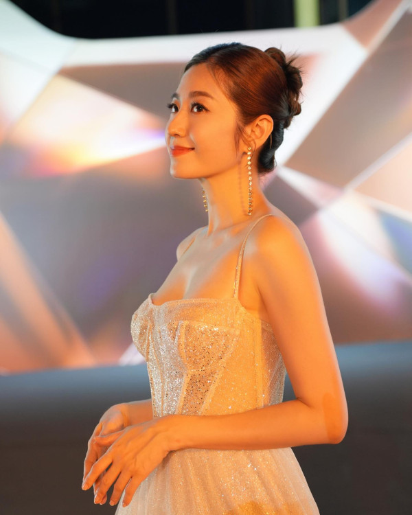 胡杏兒馬爾代夫性感大解放！換3套泳裝曬美腿+零贅肉身材 網民：邊似生過3個 