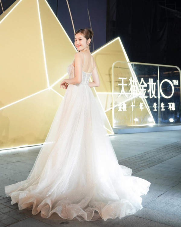 胡杏兒馬爾代夫性感大解放！換3套泳裝曬美腿+零贅肉身材 網民：邊似生過3個 