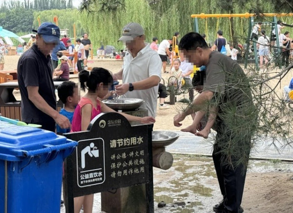 北京公園飲水機變「洗腳池」 無品遊客：水乾淨放心給孩子洗 