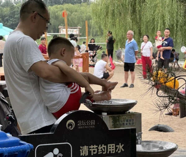 北京公園飲水機變「洗腳池」 無品遊客：水乾淨放心給孩子洗 