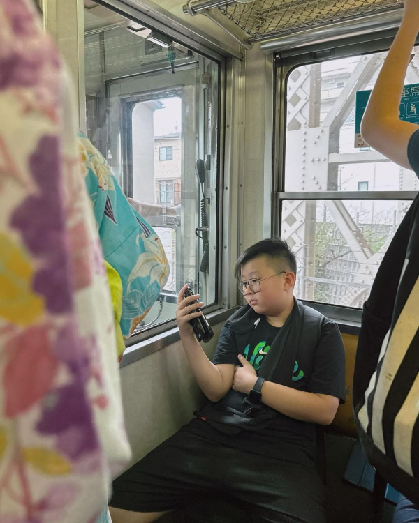 前TVB女星半裸上陣浸溫泉曬香肩 離巢大解放！罕曬出浴照僅泡泡遮胸 