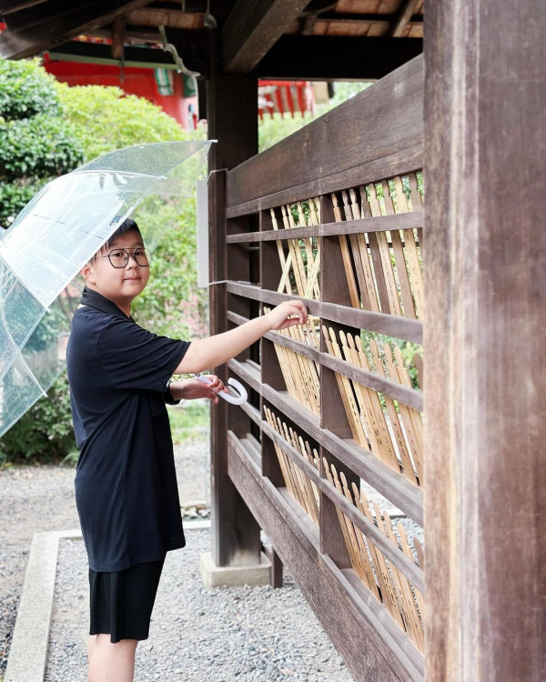 前TVB女星半裸上陣浸溫泉曬香肩 離巢大解放！罕曬出浴照僅泡泡遮胸 
