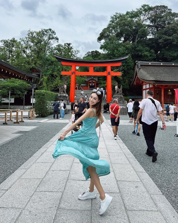 前TVB女星半裸上陣浸溫泉曬香肩 離巢大解放！罕曬出浴照僅泡泡遮胸 