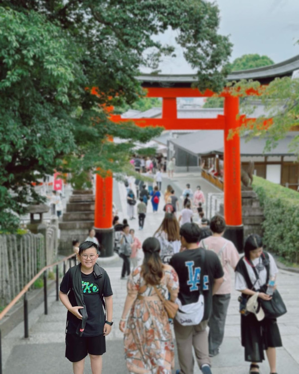 前TVB女星半裸上陣浸溫泉曬香肩 離巢大解放！罕曬出浴照僅泡泡遮胸 