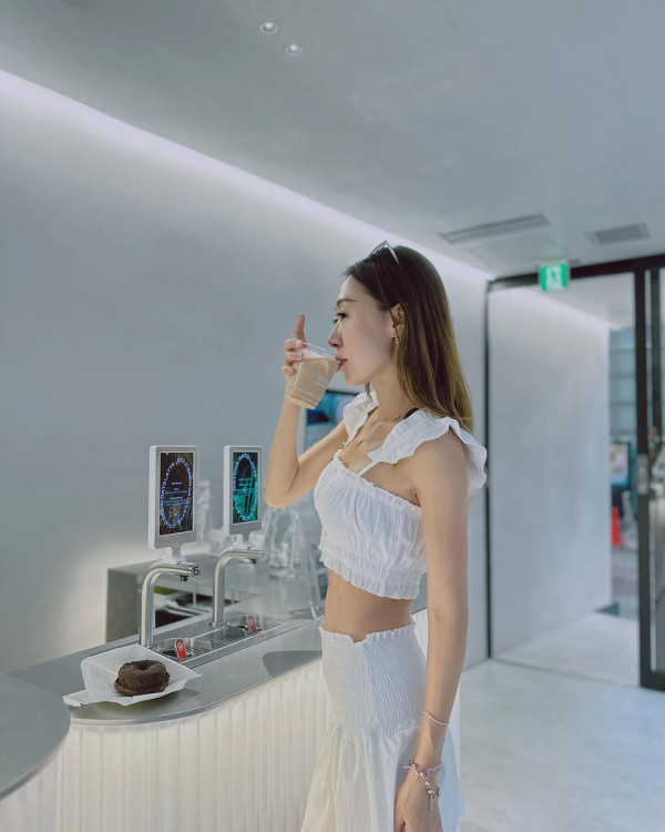 前TVB女星半裸上陣浸溫泉曬香肩 離巢大解放！罕曬出浴照僅泡泡遮胸 