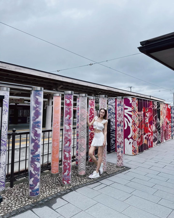 前TVB女星半裸上陣浸溫泉曬香肩 離巢大解放！罕曬出浴照僅泡泡遮胸 