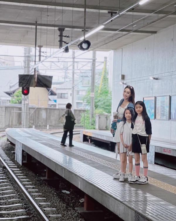 余文樂老婆王棠云被指搭飛機扮傻搶位 IG發文道歉 澄清顧囡心切並非有意 