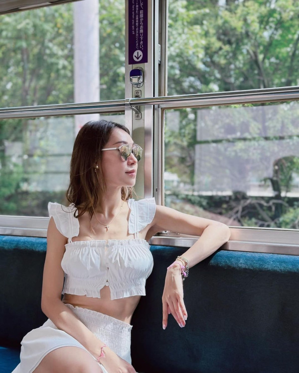 前TVB女星半裸上陣浸溫泉曬香肩 離巢大解放！罕曬出浴照僅泡泡遮胸 