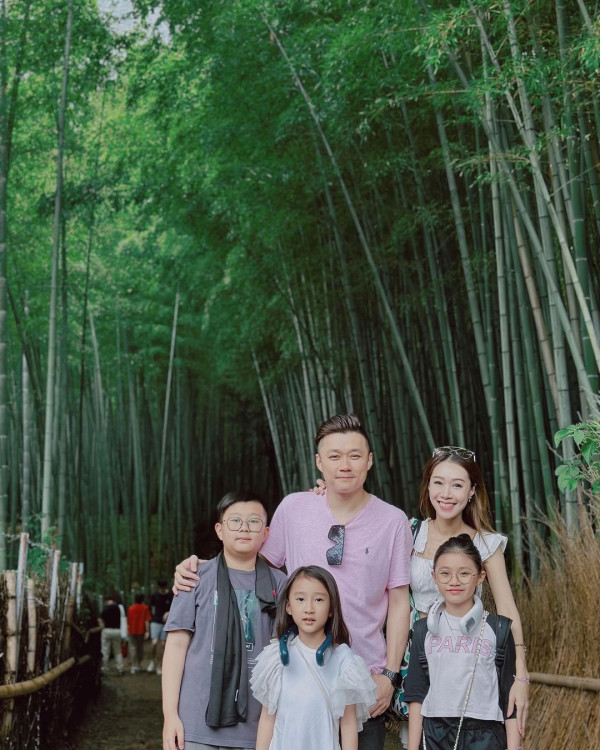 前TVB女星半裸上陣浸溫泉曬香肩 離巢大解放！罕曬出浴照僅泡泡遮胸 