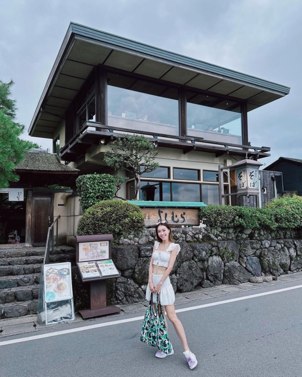 前TVB女星半裸上陣浸溫泉曬香肩 離巢大解放！罕曬出浴照僅泡泡遮胸 