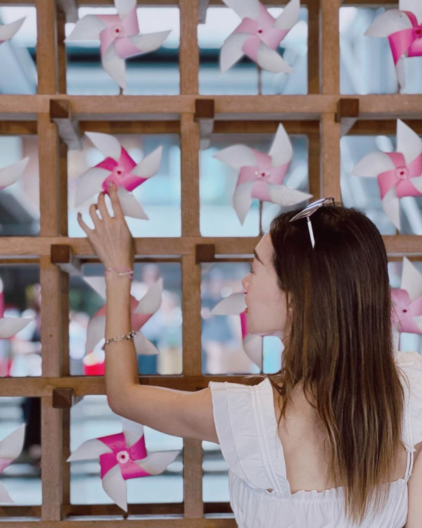 前TVB女星半裸上陣浸溫泉曬香肩 離巢大解放！罕曬出浴照僅泡泡遮胸 