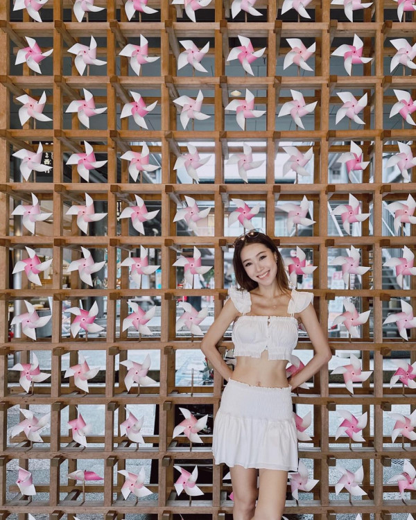 前TVB女星半裸上陣浸溫泉曬香肩 離巢大解放！罕曬出浴照僅泡泡遮胸 