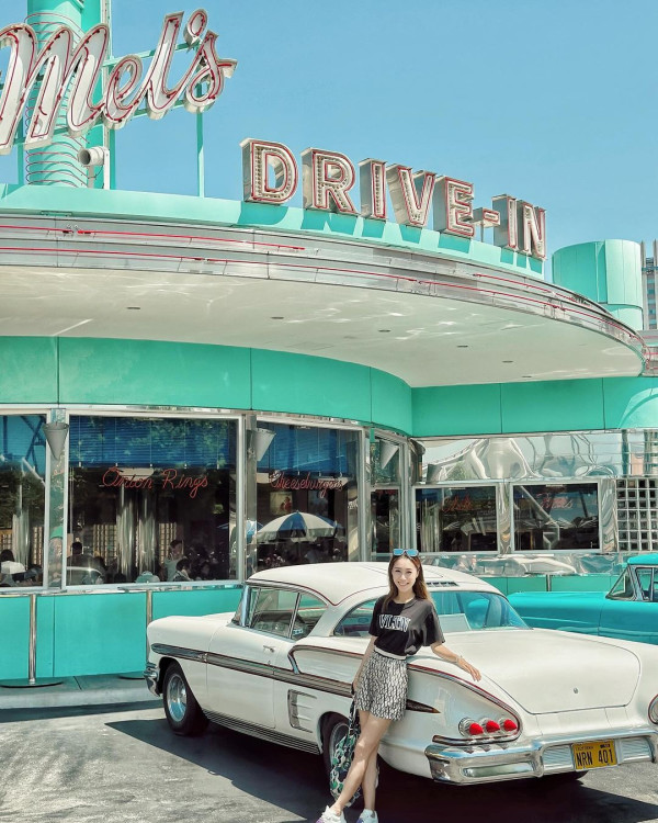 前TVB女星半裸上陣浸溫泉曬香肩 離巢大解放！罕曬出浴照僅泡泡遮胸 