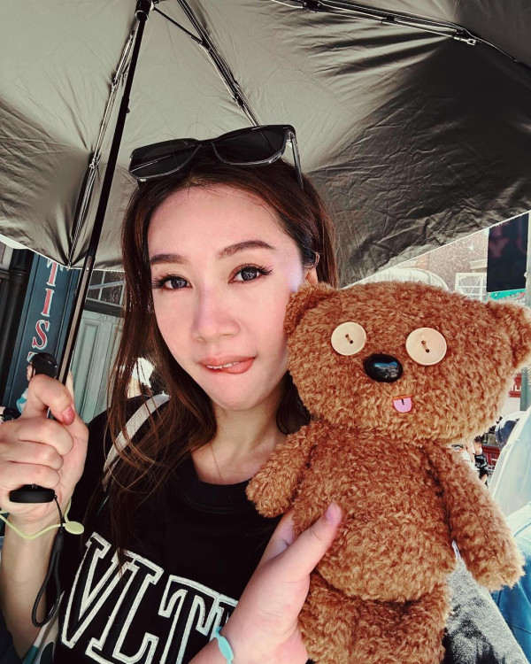 前TVB女星半裸上陣浸溫泉曬香肩 離巢大解放！罕曬出浴照僅泡泡遮胸 