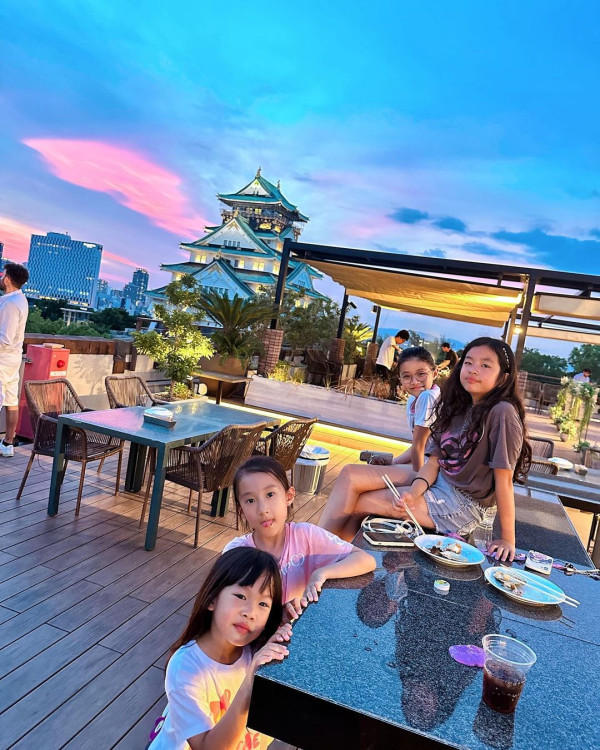 前TVB女星半裸上陣浸溫泉曬香肩 離巢大解放！罕曬出浴照僅泡泡遮胸 