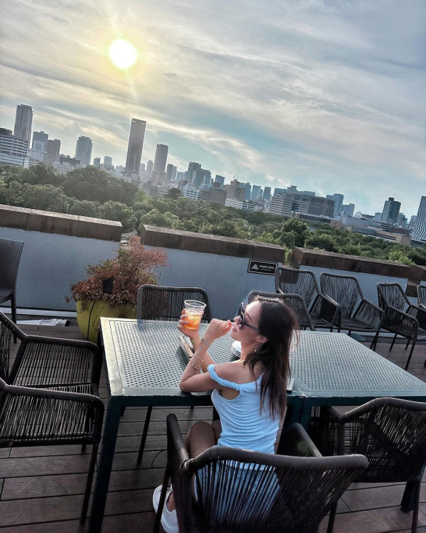 前TVB女星半裸上陣浸溫泉曬香肩 離巢大解放！罕曬出浴照僅泡泡遮胸 