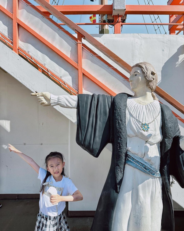 前TVB女星半裸上陣浸溫泉曬香肩 離巢大解放！罕曬出浴照僅泡泡遮胸 