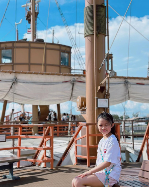 前TVB女星半裸上陣浸溫泉曬香肩 離巢大解放！罕曬出浴照僅泡泡遮胸 