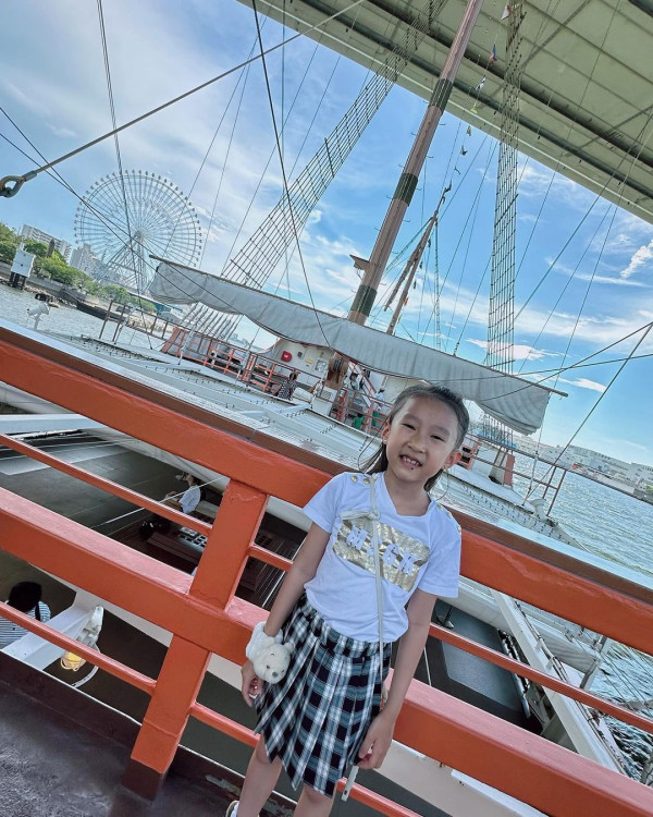 前TVB女星半裸上陣浸溫泉曬香肩 離巢大解放！罕曬出浴照僅泡泡遮胸 