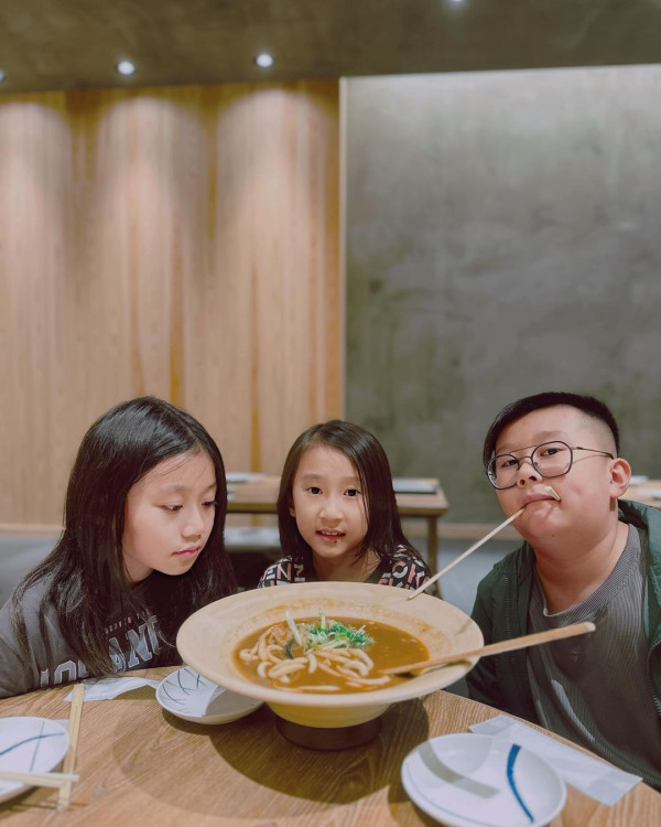 前TVB女星半裸上陣浸溫泉曬香肩 離巢大解放！罕曬出浴照僅泡泡遮胸 