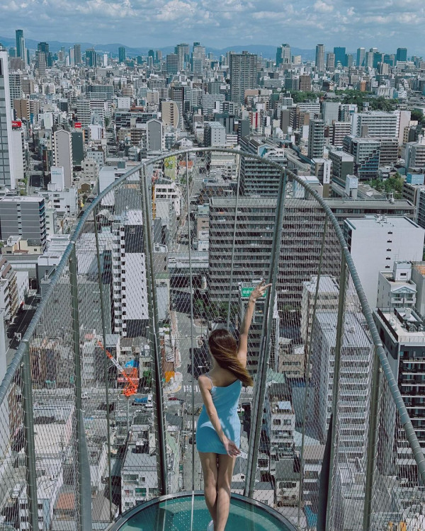 前TVB女星半裸上陣浸溫泉曬香肩 離巢大解放！罕曬出浴照僅泡泡遮胸 