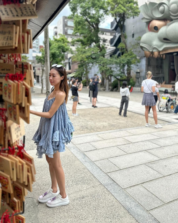 前TVB女星半裸上陣浸溫泉曬香肩 離巢大解放！罕曬出浴照僅泡泡遮胸 