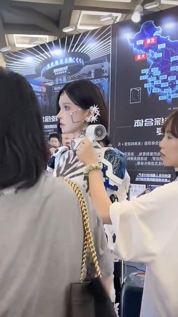 北京機器人展被爆搵美女模特扮假 慘遭公眾亂摸瘋狂鹹豬手 