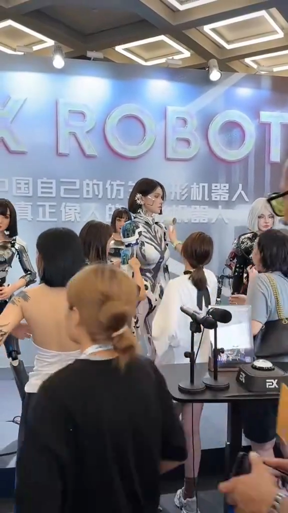 北京機器人展被爆搵美女模特扮假 慘遭公眾亂摸瘋狂鹹豬手 