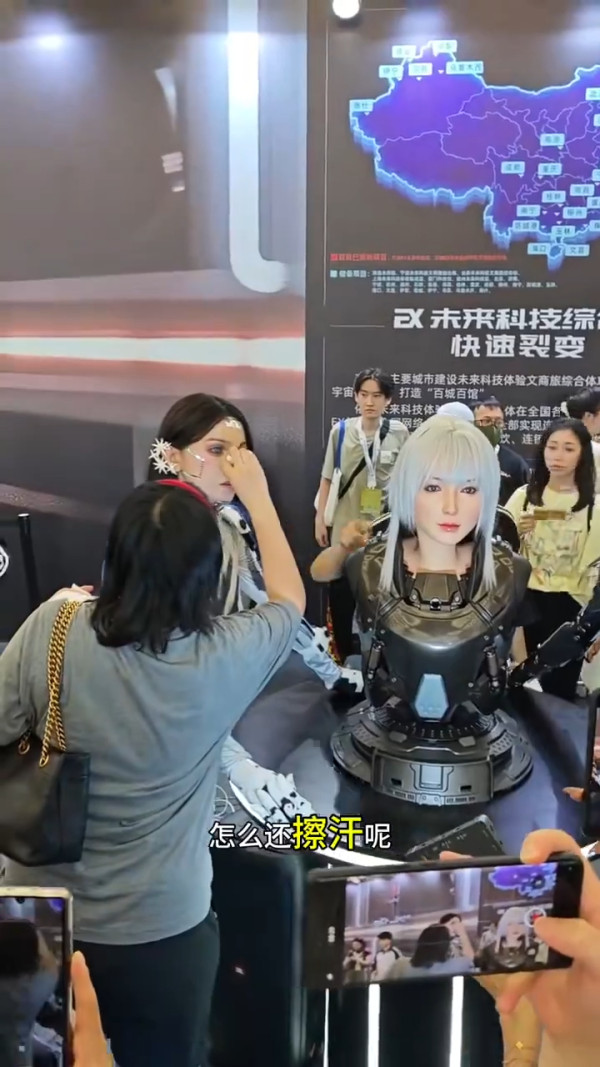 北京機器人展被爆搵美女模特扮假 慘遭公眾亂摸瘋狂鹹豬手 