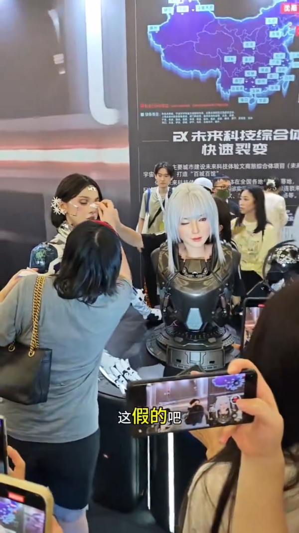 北京機器人展被爆搵美女模特扮假 慘遭公眾亂摸瘋狂鹹豬手 
