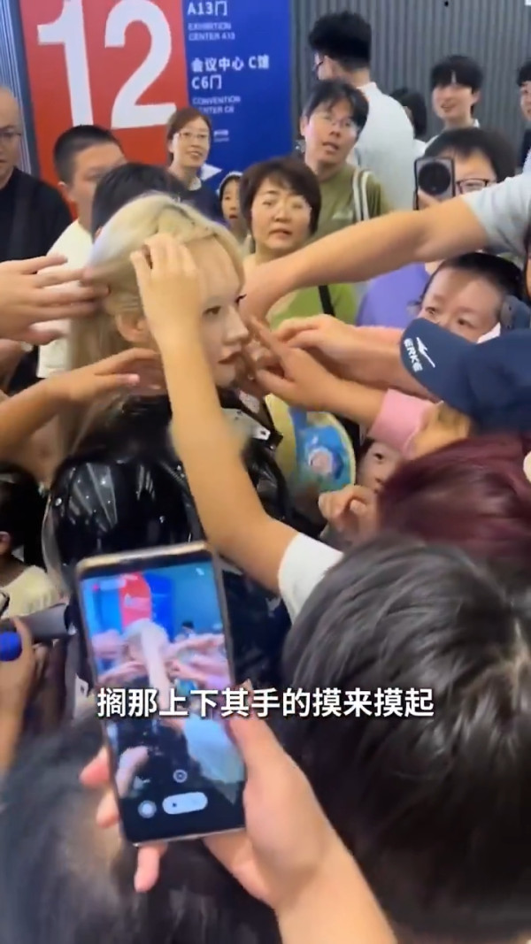 北京機器人展被爆搵美女模特扮假 慘遭公眾亂摸瘋狂鹹豬手 