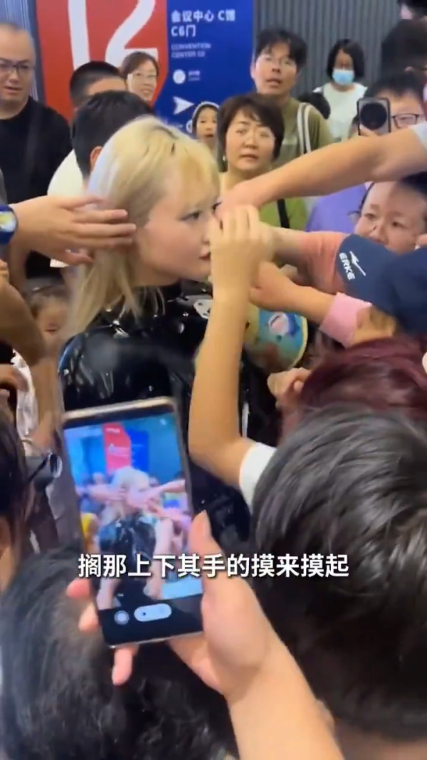 北京機器人展被爆搵美女模特扮假 慘遭公眾亂摸瘋狂鹹豬手 