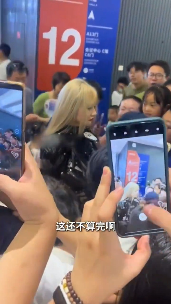 北京機器人展被爆搵美女模特扮假 慘遭公眾亂摸瘋狂鹹豬手 