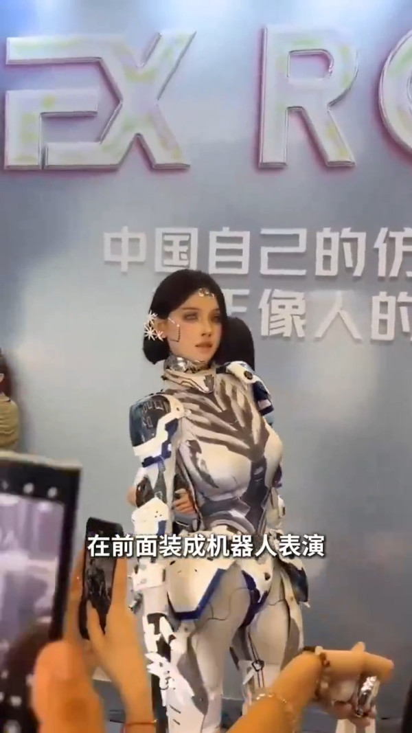 北京機器人展被爆搵美女模特扮假 慘遭公眾亂摸瘋狂鹹豬手 