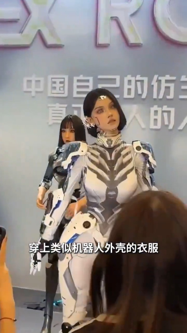 北京機器人展被爆搵美女模特扮假 慘遭公眾亂摸瘋狂鹹豬手 