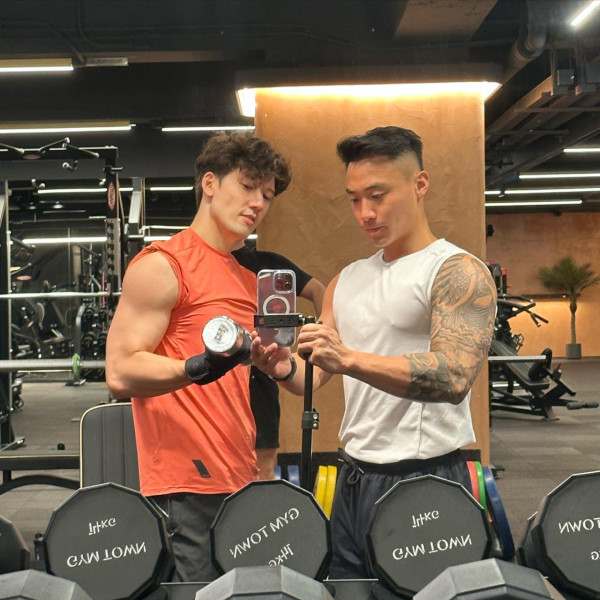 關智斌Kenny緊身小泳褲騷肌!罕派浸溫泉福利照