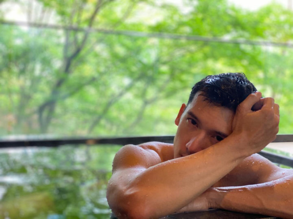 關智斌Kenny緊身小泳褲騷肌!罕派浸溫泉福利照