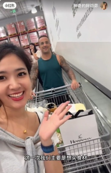張茆帶外籍丈夫北上消費「見世面」 逛山姆超市滿載而歸埋單4位數 