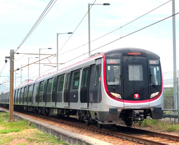 長裙攝港鐵扶手電梯！港女親述驚險一刻用1方法脫險‎ 熱心途人伸緩手解困