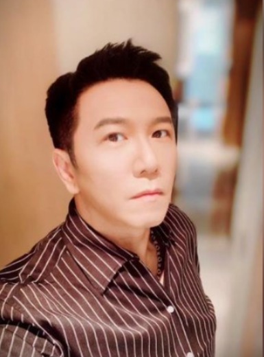 前TVB小生商務機艙被偷拍 網友因1原因唔敢同偶像合照？ 