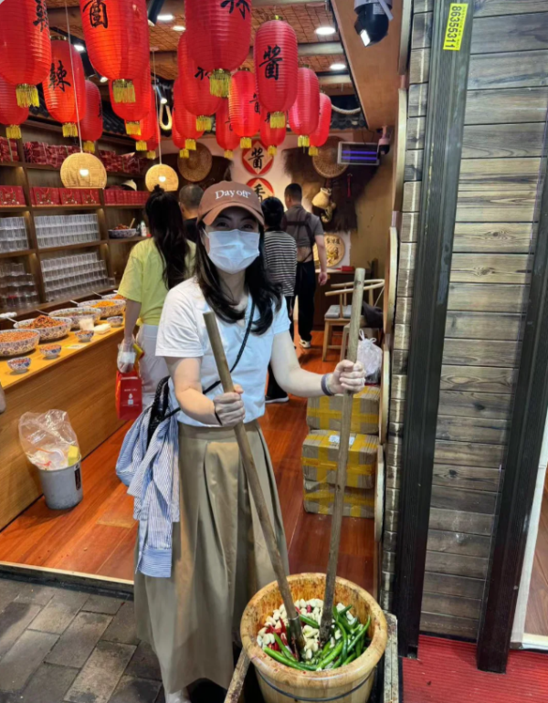 郭晶晶帶子女坐高鐵上深圳。（圖片來源：郭晶晶@小紅書）