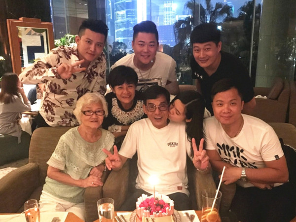 前TVB綠葉遊大英博物館露不忿樣？  22歲女越大越靚 被指撞樣劉亦菲 