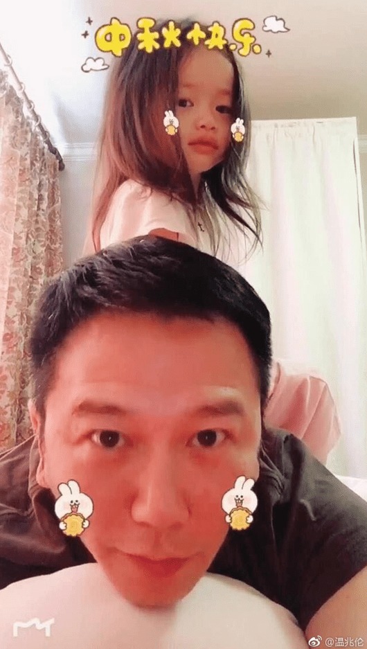 前TVB小生商務機艙被偷拍 網友因1原因唔敢同偶像合照？ 