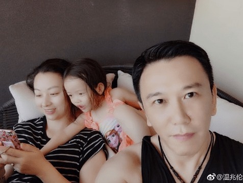 前TVB小生商務機艙被偷拍 網友因1原因唔敢同偶像合照？ 