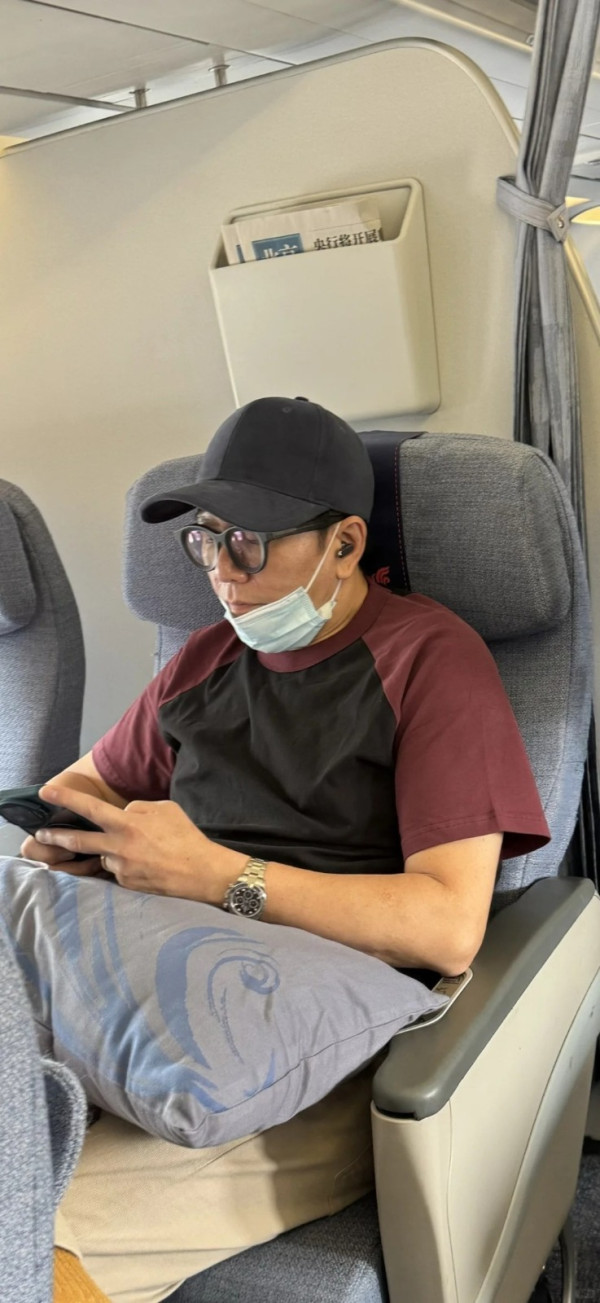 前TVB小生商務機艙被偷拍 網友因1原因唔敢同偶像合照？ 