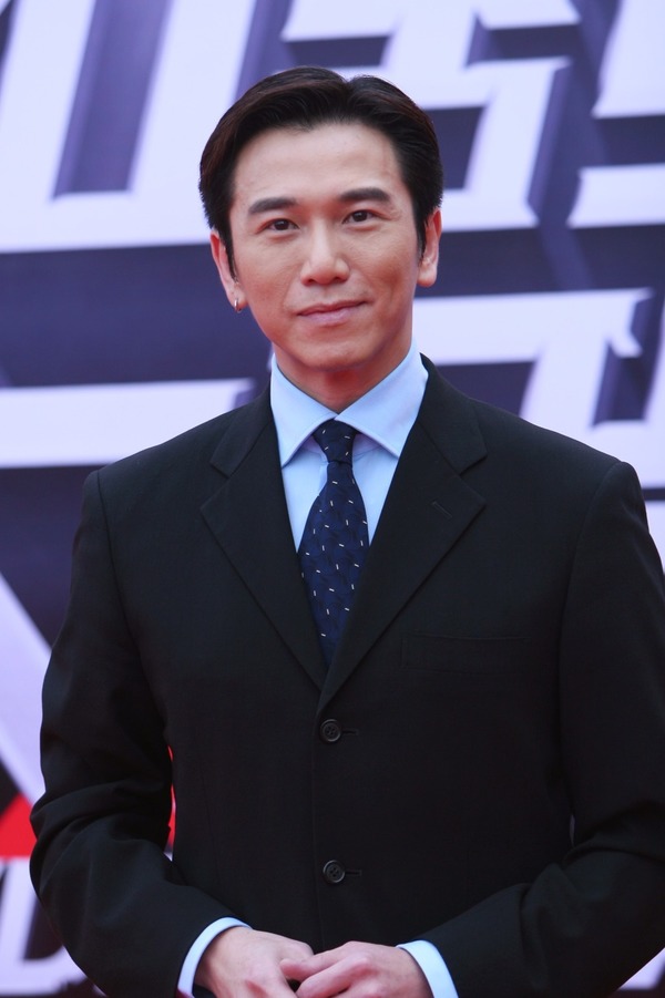 前TVB小生商務機艙被偷拍 網友因1原因唔敢同偶像合照？ 